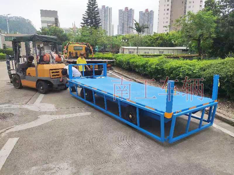 2吨下翻护栏牵引工业华亿手机平台-华亿（中国） 全挂式工具底盘拖车