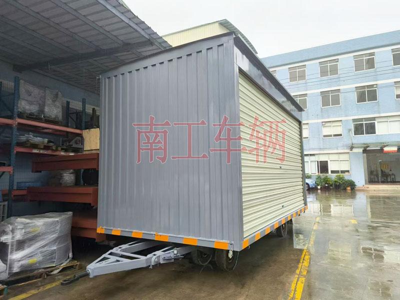 10吨箱式华亿手机平台-华亿（中国）两侧带卷帘门 牵引雨篷拖车