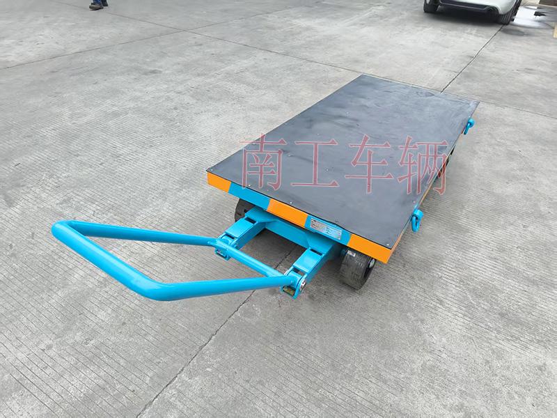 3吨小型华亿手机平台-华亿（中国） 带橡胶垫工具车