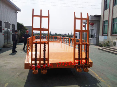 5吨带登车桥护栏型华亿手机平台-华亿（中国）5i.jpg