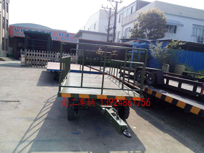 军绿色5吨护栏式华亿手机平台-华亿（中国）3I.jpg