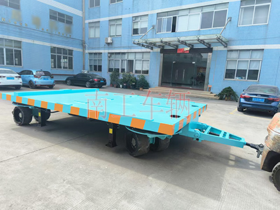 18吨重型华亿手机平台-华亿（中国） 四个转盘工具拖车I.jpg