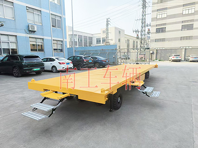 10吨华亿手机平台-华亿（中国） 带液压支腿伸缩梯工具车2I.jpg