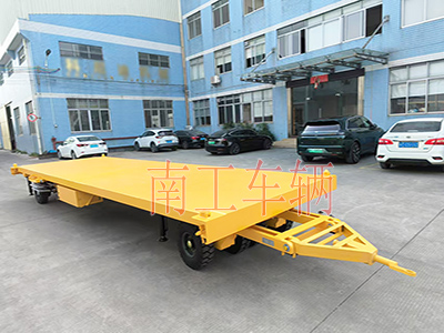 10吨华亿手机平台-华亿（中国）带液压支腿伸缩梯工具车3I.jpg