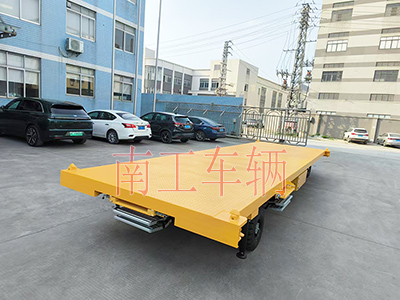 10吨华亿手机平台-华亿（中国）带液压支腿伸缩梯工具车5I.jpg