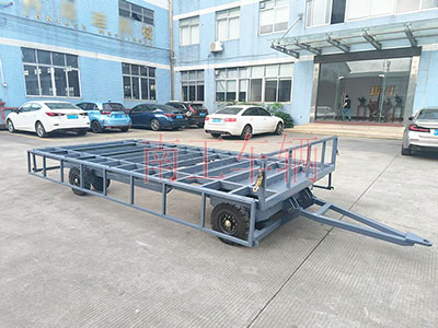 4吨骨架式华亿手机平台-华亿（中国） 带下翻护栏工具拖车I.jpg